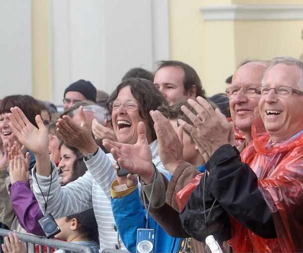 Wie vor 60 Jahren bei de Gaulles Besuch jubelte die Menge auch vor zehn Jahren im Schlosshof. Archivfoto: Holm Wolschendorf