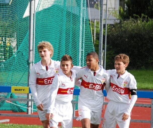 Jugend unter Fußballstars von morgen: Marius Kunde neben Timo Werner (links), Serge Gnabry und Joshua Kimmich (rechts) im Trikot des VfB Stuttgart. Foto: privat