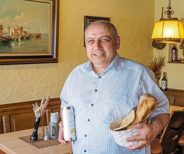 In der Großbottwarer Stadtschänke bei Wirt Kostas Papadopoulos trifft Griechisches auf Schwäbisches. Foto: Holm Wolschendorf