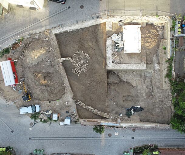Noch bis Ende August graben sich Archäologen an der Ditzinger Stegstraße durch den Untergrund. Danach soll auf dem Areal ein Mehrfamilienhaus entstehen. Foto: Landesamt für Denkmalpflege (p)