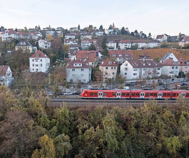 Nicht umsonst wird dieser Streckenabschnitt auch Panoramabahn genannt – doch die Aussichten sind für Pendler zwischen dem Hauptbahnhof und Stuttgart-Vaihingen derzeit alles andere als rosig. Archivfoto: Franziska Kraufmann/dpa
