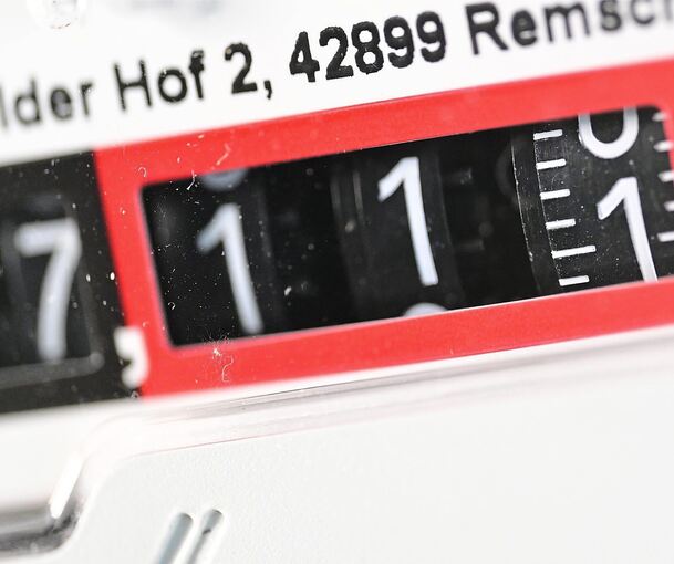 Zu den bisherigen Gaspreisen ist nun noch eine staatliche Umlage von 2,42 Cent je Kilowatt fällig. Foto: Bernd Weißbrod/dpa