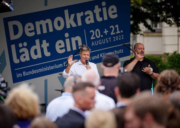 Andrang beim Tag der offenen Tür im Kanzleramt Olaf Scholz antwortet