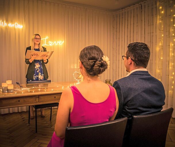 In der dunklen Jahreszeit wird das Trauzimmer mit Blick auf den Marktplatz stimmungsvoll illuminiert. Foto: Stadt Ludwigsburg