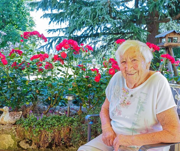Die 92-jährige Irmgard Schaaf genießt das schattige Plätzchen auf ihrer Terrasse in Kleiningersheim. Fotos: Holm Wolschendorf