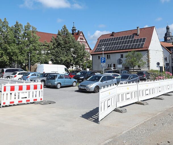 Auf dem Parkplatz Nonnengasse in Löchgau soll ein Ärztehaus entstehen. Zur Vorbereitung wurde das Gelände archäologisch untersucht. Ein Teil des Platzes war währenddessen abgesperrt. Archivfoto: Ramona Theiss/LKZ