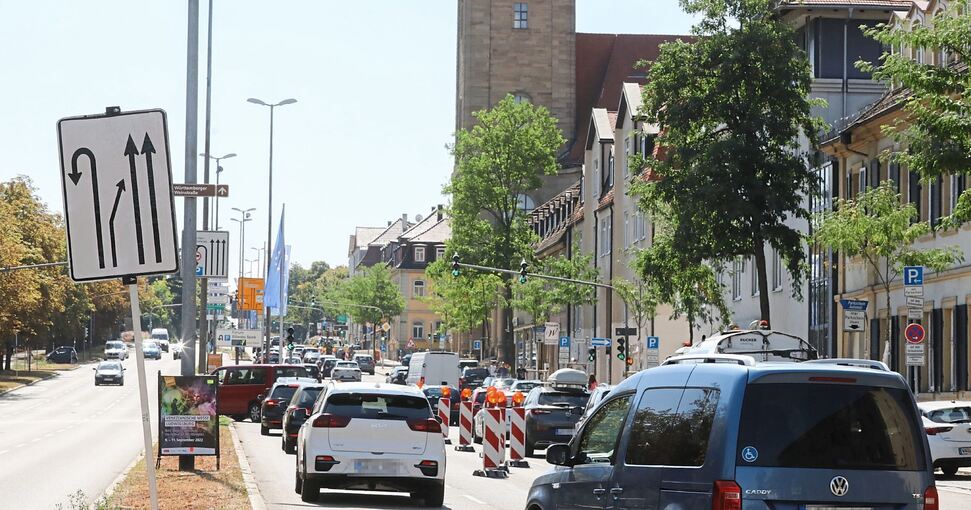 Zentraler Wendepunkt der Umleitung ist auf Höhe des Forums auf der B 27 in Richtung Stuttgart. Vorsorglich wurde die Spur rechts daneben auch gesperrt. Das sorgt zwar für kleine Reibereien im fließenden Verkehr, macht aber Sinn: Denn viele Fahrer sch