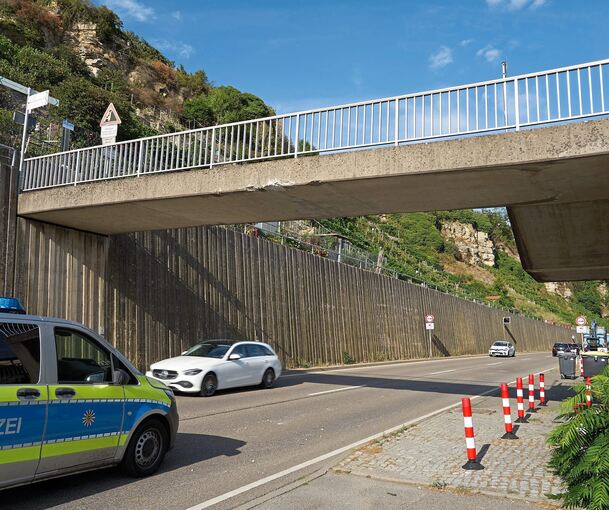 Die Polizei sperrte die Unfallstelle in Poppenweiler ab, am frühen Abend war sie wieder freigegeben. Foto: Andreas Becker