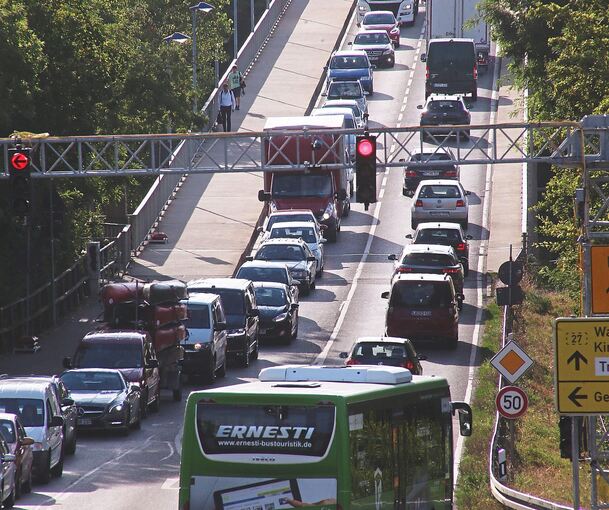 Dicht an dicht: Verkehr auf der Neckarbrücke in Kirchheim. Foto: Alfred Drossel