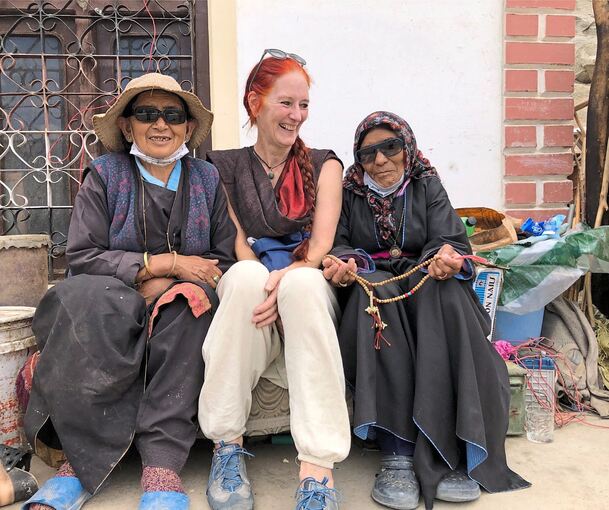 Alte Frauen haben sich ebenso über die Sonnenbrillen aus Ludwigsburg gefreut wie eine Familie mit Kindern, der Sabine Deutscher bei ihrer Tour durch den Nordosten Indiens begegnet ist. Fotos: Privat