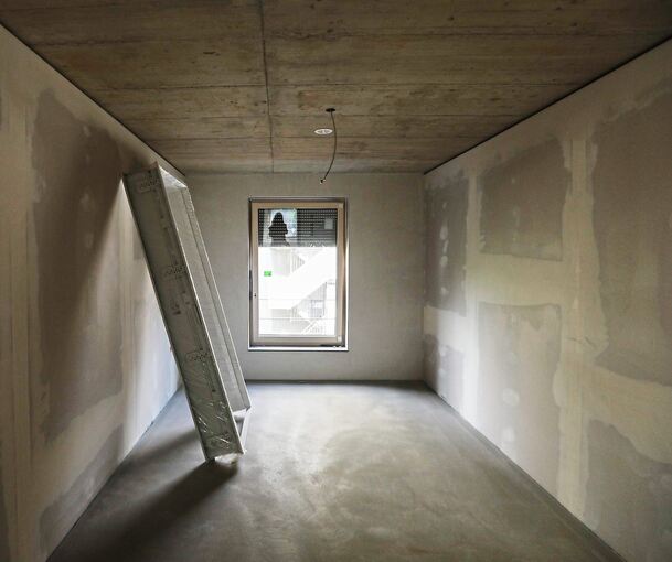 Die Zimmer sind alle zwölf Quadratmeter groß. Die Türrahmen werden demnächst eingebaut. Foto: Ramona Theiss