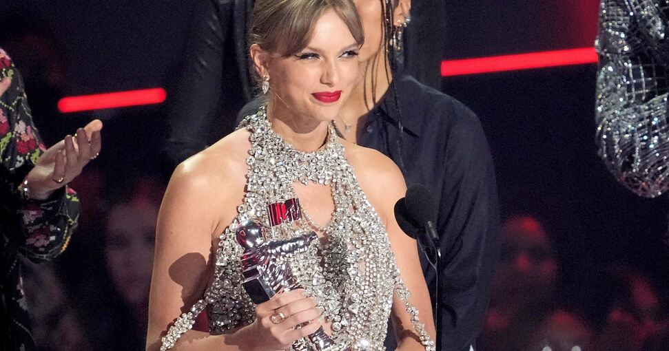 Neue Preise abgesahnt, neues Album in Vorbereitung: Pop-Sängerin Taylor Swift bei der Gala. Foto: Charles Sykes/Invision/dpa