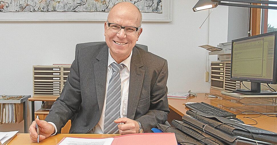 Martin Bernhard am Schreibtisch des Tammer Bürgermeisters. Foto: Holm Wolschendorf