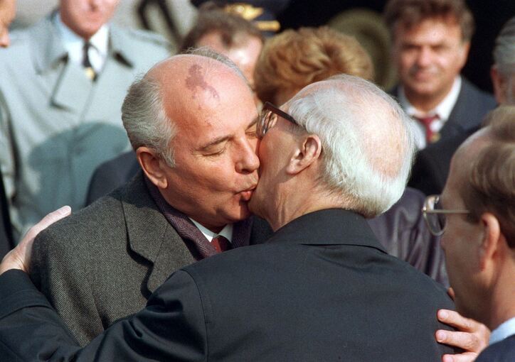 Michail Gorbatschow Bruderkuss mit Erich Honecker