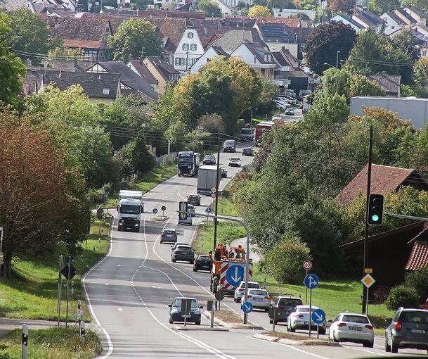 B 10 in Enzweihingen: Die Trasse zerteilt den Vaihinger Ortsteil und sorgt immer wieder für Staus. Archivfoto: Alfred Drossel