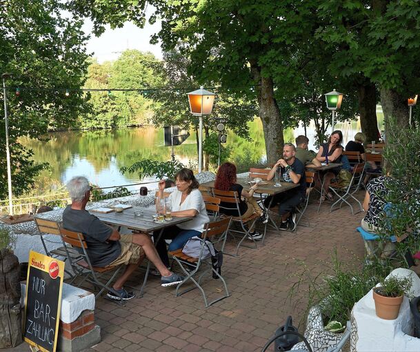 Unter rauschenden Bäumen mit Blick auf den Neckar: Im Brückenhaus-Biergarten kann man sich abseits der Stadt verlieren. Foto: Andreas Becker