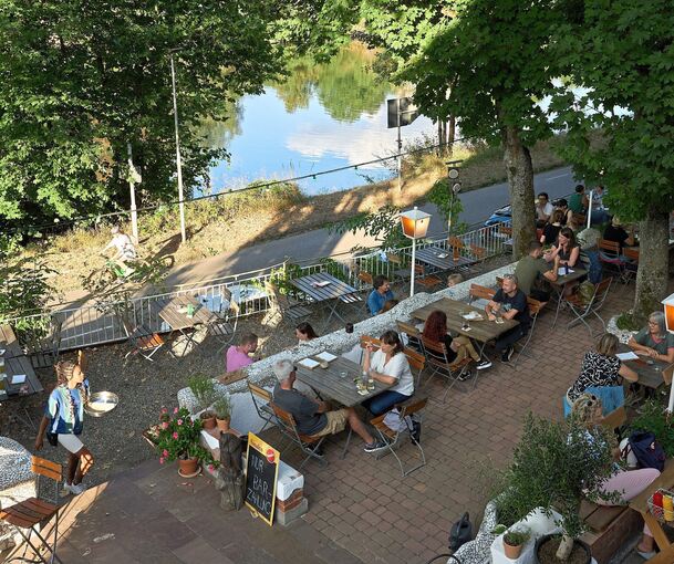 Mehrere Terrassen sorgen für entspanntes Sitzen ohne Drängelei. Foto: Andreas Becker