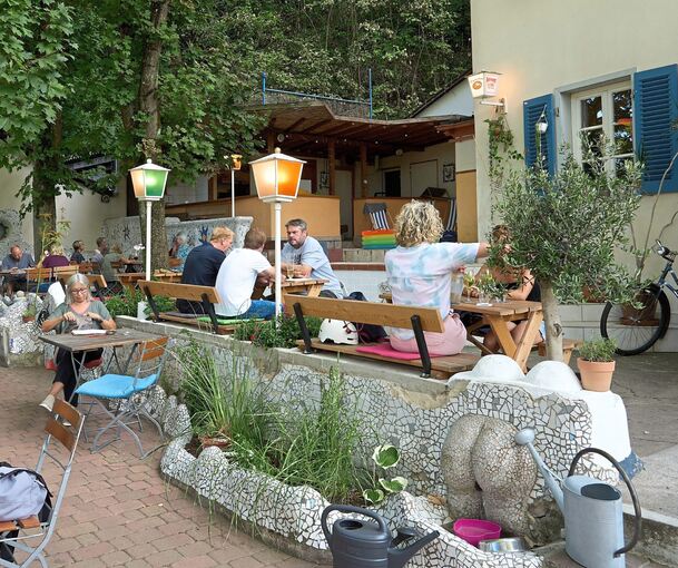 Der Swimmingpool im Personalbereich im Hintergrund ist ein buntes Planschbecken. Foto: Andreas Becker