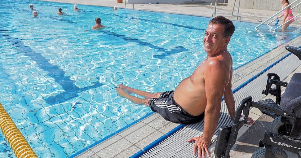 Mehmet Alten ist fast jeden Tag im Freibad und kann trotz MS-Erkrankung noch schwimmen. Foto: Holm Wolschendorf