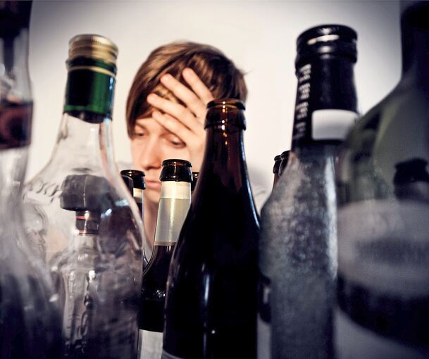 Da Alkoholkonsum genau wie Durchfall zu Verlust von Wasser und Mineralstoffen führt, sind Glukose-Elektrolyt-Präparate auch bei Feiernden beliebt.Foto: lassedesignen/stock.adobe.com