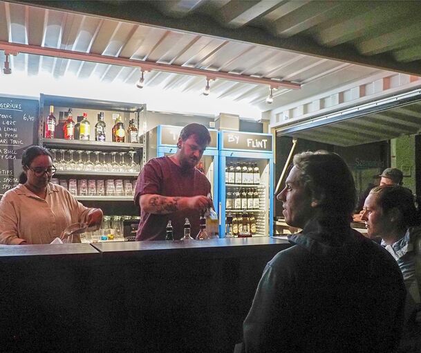 Die Bar „Thilda“ hat für eine bessere Sozialkontrolle auf dem Platz gesorgt. Archivfotos: Holm Wolschendorf (3), Andreas Becker