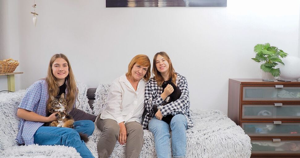 In ihrer Wohnung in Neckargröningen fühlen sich Anastasiia, Inna, Vlada (von links) sowie die zwei Katzen sehr wohl. Foto: Holm Wolschendorf