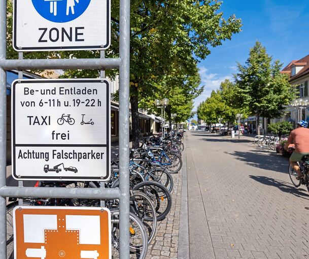 Das Schild an der Oberen Marktstraße. Hier beginnt die Fußgängerzone, Radler dürfen in Schrittgeschwindigkeit weiterfahren. Foto: Andreas Essig