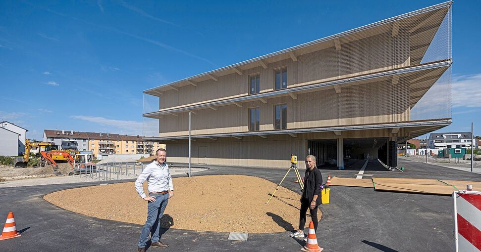 Rund um die Fuchshofschule entstehen Pausenhof, Fahrradabstellplätze und neue Gehwege. Bürgermeister Sebastian Mannl und Fachbereichsleiterin Ulrike Schmidtgen begutachten die Arbeiten.