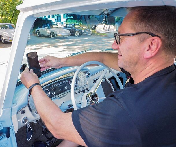 Thorsten Schilling aus Birkenfeld setzt aber nur bei seinem Auto, einem Ford F100, auf das Baujahr 1965 – und nicht beim Handy.
