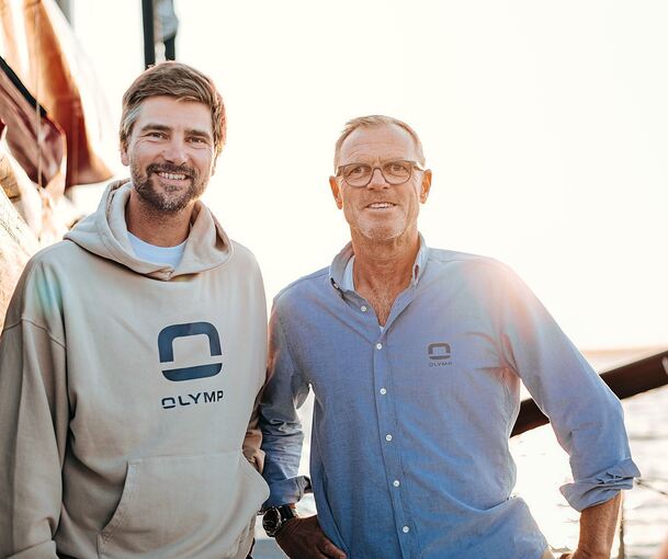 Sitzen beim Thema Nachhaltigkeit künftig in einem Boot: Profisegler Boris Herrmann (links) und Olymp-Chef Mark Bezner. Foto: Olymp Bezner