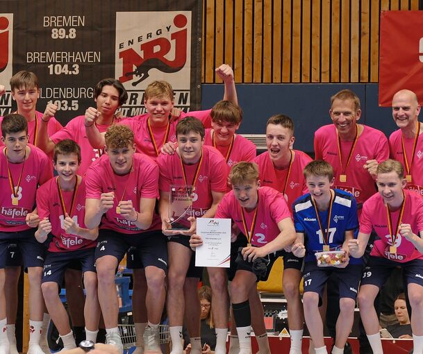 Die U 18 des MTSV Ludwigsburg-Schmiden mit den Trainern Jörg Ahmann und Michael Dornheim (hinten rechts) bei der Siegerehrung. Foto: privat