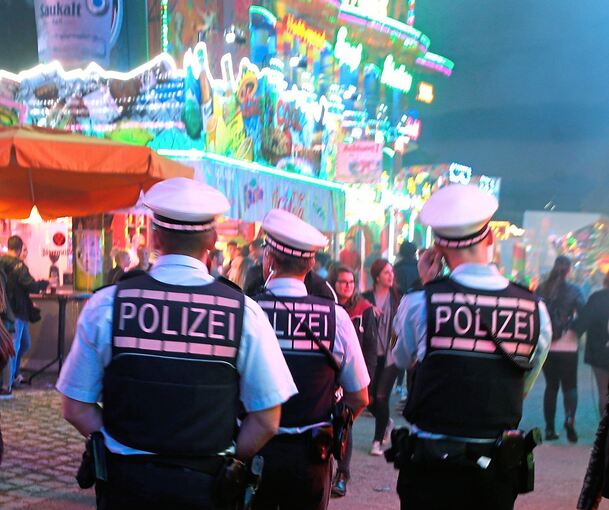 Eine Polizeistreife auf dem Pferdemarkt. In fünf Tagen wurden 33 Straftaten registriert. Foto: Alfred Drossel