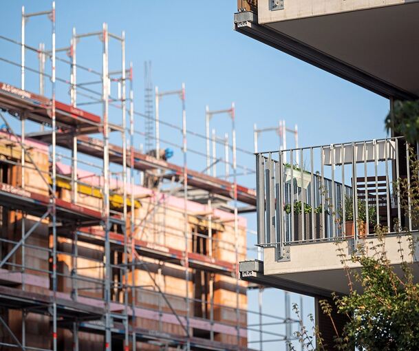 Ein immer seltenerer Anblick: Ein Gerüst steht an der Baustelle eines Neubaus in Stuttgart.