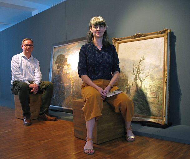 Museumsleiterin Nina Hofmann und Stadtarchivar Florian Hoffmann mit zwei Gemälden von Erwin Starker. Foto: Susanne Müller-Baji