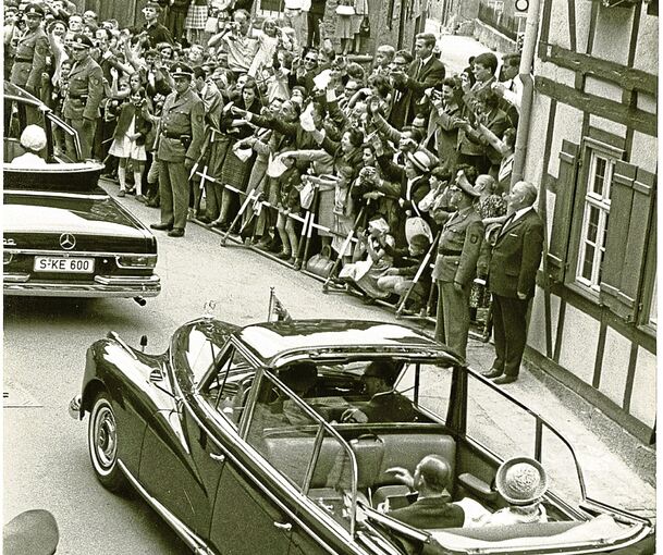Begeisterte Marbacher säumen die Straßen. Bild: LKZ-Archiv