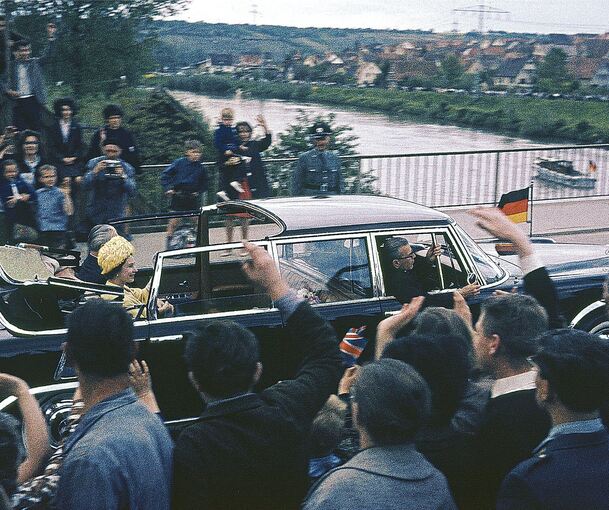 Der perfekte Schnappschuss von Rainer Pfander. Die Queen bei der Fahrt über die Neckarbrücke. Foto: Rainer Pfander