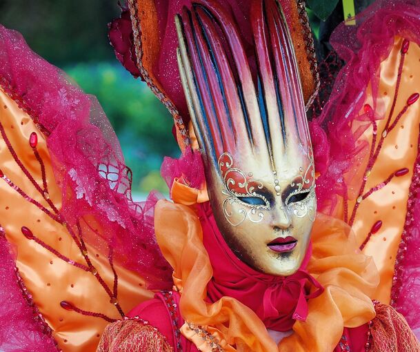 Geheimnisvoll wirkt diese Maskerade.