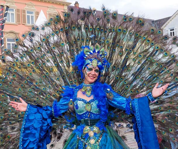 Wencke Weber zieht im Pfauenkostüm die Blicke auf sich.