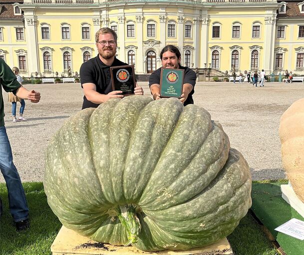 Die Sieger aus Österreich mit ihrem 717,5 Kilogramm schweren Kürbis. Foto: privat
