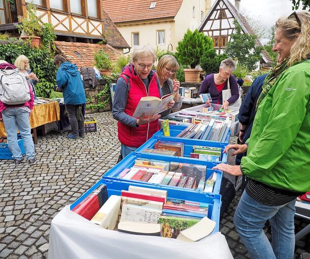 Besucher lieben die besondere Atmosphäre beim Büchermarkt. Foto: Holm Wolschendorf
