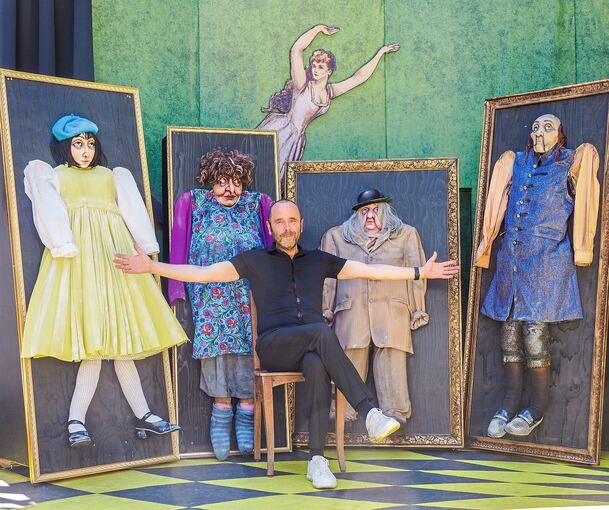 Theatersommer-Intendant Peter Kratz – hier im Bühnenbild von „A Magical Mystery Dream“ – kann zufrieden sein, wären da nicht die fortwährenden Finanzsorgen. Foto: Holm Wolschendorf