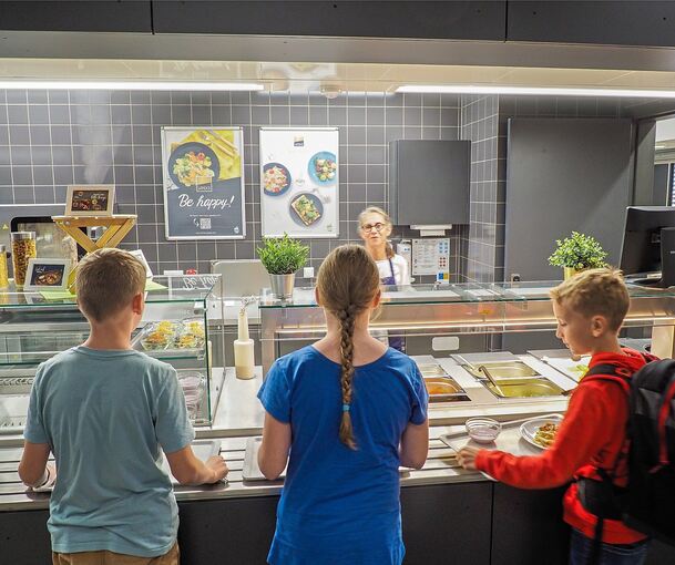 Etwa 30 bis 40 Schüler holen sich am ersten Tag in der OPS-Mensa ein Essen. Eltern bezahlen dafür fünf Euro. Fotos: Holm Wolschendorf