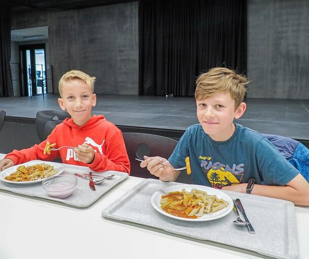 Jonathan Haas (links) und Tristan Schnabel lassen sich ihr Essen in der Schulmensa schmecken.