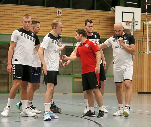Trainer Markus Weiß (Mitte) muss ein neues Team formen. Foto: Baumann