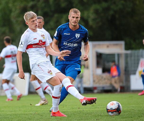 Torschützen im Duell: Stuttgarts Marco Wolf (links) gegen Freibergs Marcel Sökler.Foto: Baumann