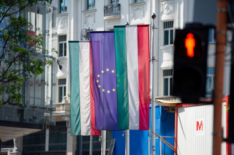 Ungarn-EU-Flaggen