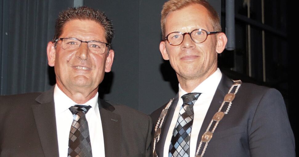 Eberhard Zucker und der neue OB Uwe Skrzypek (rechts) mit der Amtskette des Vaihinger Oberbürgermeisters. Foto: Albert Arning