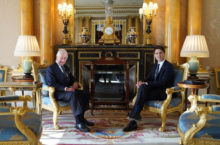 König Charles III. mit Justin Trudeau