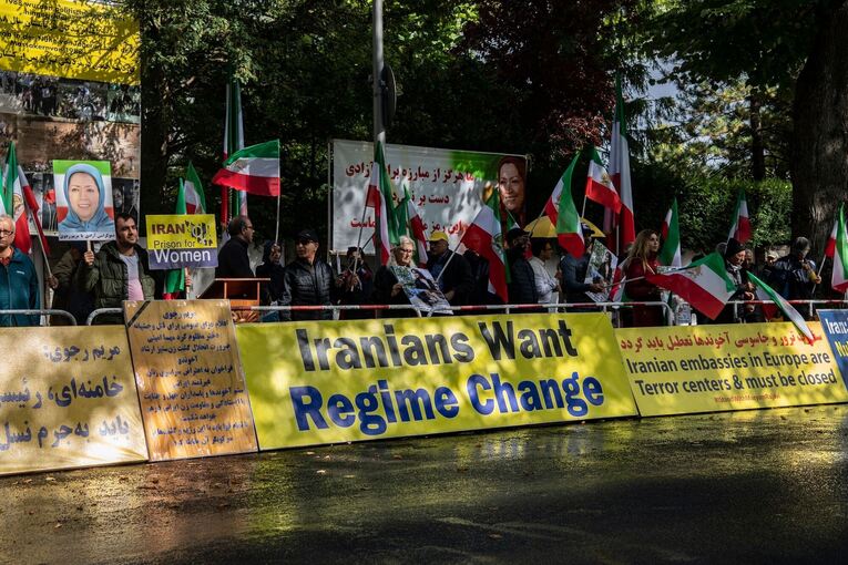 Protest vor der iranischen Botschaft