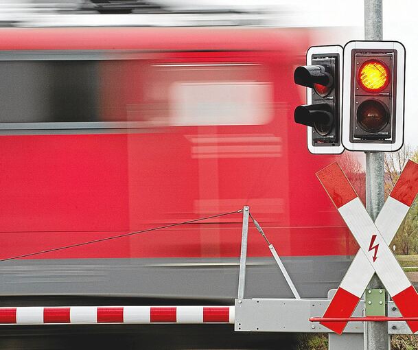 Eine PKW-Fahrein hat eine geschlossene Bahnschranke umfahren und ist von einem Zug erfasst worden. Foto: Christoph Schmidt/dpa